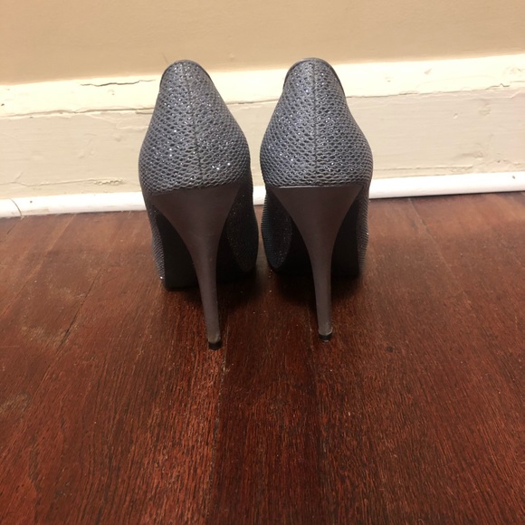 Silver Heels - Picture 3 of 3